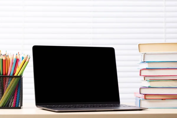 Laptop Könyvek Ceruzák Asztalon Ablakfüggönyökkel Háttérben — Stock Fotó