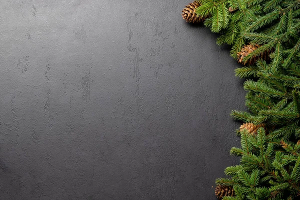 挨拶のテキストのためのスペースと石の上にクリスマスモミの木の枝フレーム — ストック写真