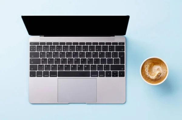 Laptop Bilgisayarı Kahve Dolu Bir Ofis Masası Üst Manzara Düz — Stok fotoğraf
