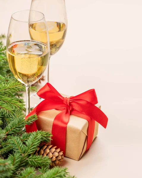 クリスマスモミの木の枝 クリスマスギフトボックス シャンパンと挨拶テキストのためのスペース — ストック写真