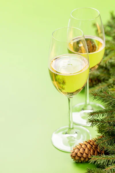 圣诞树枝干 香槟和圣诞祝福的空间 — 图库照片
