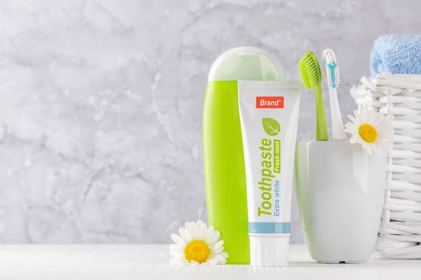 Ein Sauberes Und Erfrischendes Bild Mit Zahnpasta Und Zahnbürsten Die — Stockfoto