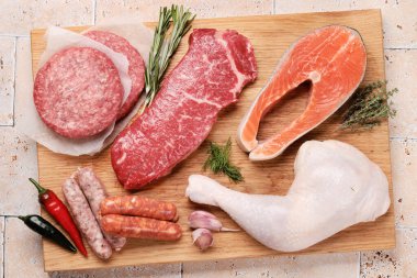 Çeşitli çiğ et ve balıklar. Biftek, sosis, somon, tavuk ve baharat. Düz yatıyordu