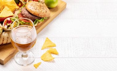 Tako, burrito, nachos, hamburger ve bira içeren Meksika yemekleri. Kopyalama alanı ile