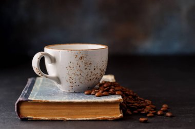 İçinde aromatik kavrulmuş fasulye olan zengin kahve, mükemmel bir sabah birası.