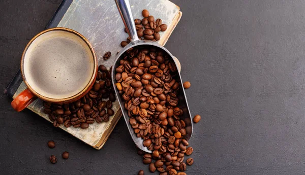浓郁的咖啡配上香喷喷的烤豆子 完美的早茶 有复制空间 — 图库照片