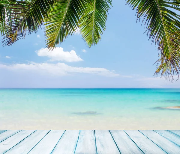 Tavolo Molo Legno Vuoto Con Spiaggia Soleggiata Mare Sullo Sfondo — Foto Stock
