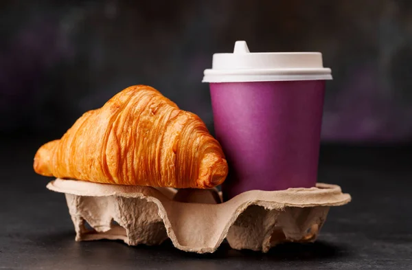 Aromás Kávé Egy Papírpohárban Pelyhes Croissant Nal Párosítva Fénymásolási Hellyel — Stock Fotó