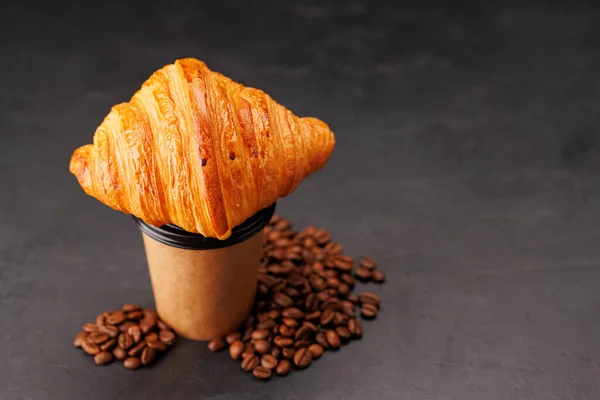 Aromatická Káva Papírovém Kelímku Spárovaná Křupavým Croissantem Mezerou Pro Kopírování — Stock fotografie