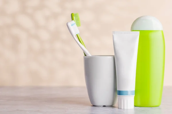 Clean Refreshing Image Featuring Toiletry Tubes Toothbrushes Promoting Oral Hygiene — Stock Photo, Image