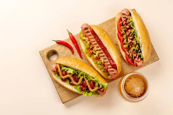 Various Hot Dog Beer Homemade Hotdogs Cutting Board Flat Lay — Stock Photo, Image