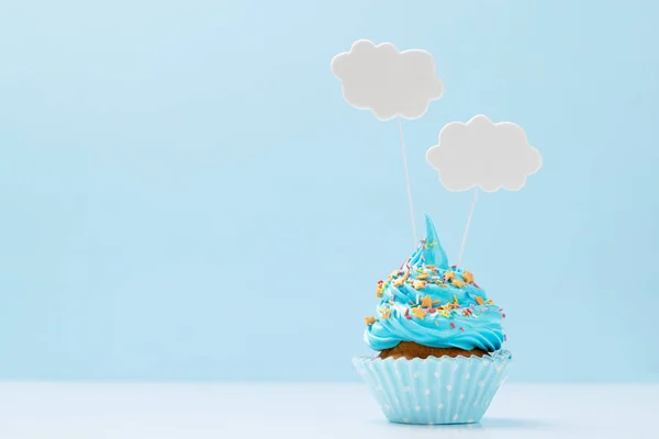 Blue Cream Cupcake Speech Bubble Decor Yellow Background Copy Space — Stock Photo, Image