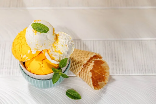 Dondurma Kepçeleri Ferahlatıcı Lezzetli Limon Aromalı Waffle Külahlı Ikramlar — Stok fotoğraf
