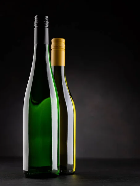 暗めの背景とコピースペースの白ワインボトル — ストック写真
