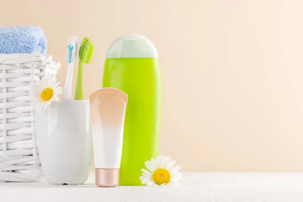 Чистый Освежающий Образ Туалетными Принадлежностями Зубными Щетками Способствующий Гигиене Полости — стоковое фото