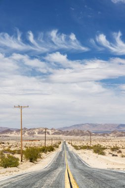 Hiç bitmeyen bir yolun perspektifi, güzel bir yere yolculuk ve macera.
