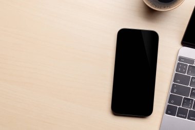 Masadaki boş siyah ekran akıllı telefon, tasarım modeliniz için mükemmel.