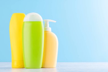 Canlı bir tuvalet tüpü koleksiyonu, günlük bakım için mükemmel.