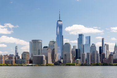 New York City silueti. Manhattan Gökdelenleri Hudson Nehri üzerinde