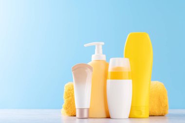 Canlı bir tuvalet tüpü koleksiyonu, günlük bakım için mükemmel.