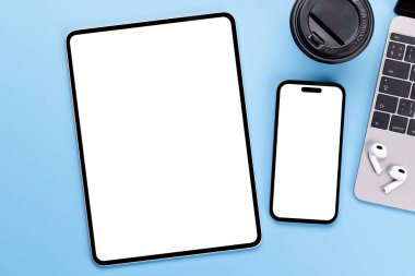 Masadaki boş beyaz ekran akıllı telefon ve tablet, tasarım modeliniz için mükemmel.