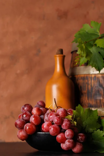 酒瓶和茂盛的葡萄 展示了酿酒的艺术 — 图库照片