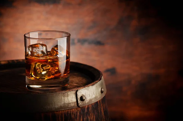 Egy Pohár Whiskyt Jégkockával Öreg Hordón Fénymásolási Hellyel Fából Készült — Stock Fotó
