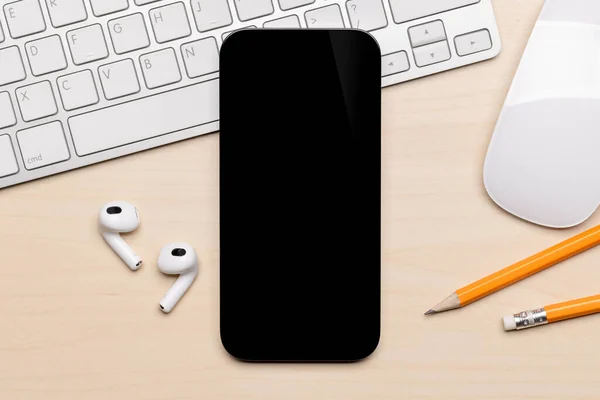 Masadaki Boş Siyah Ekran Akıllı Telefon Tasarım Modeliniz Için Mükemmel — Stok fotoğraf