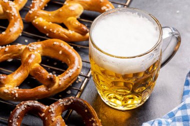 Taze pişmiş ev yapımı kraker ve bira.