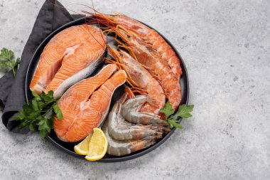 Karides, Langoustine ve alabalık bifteği gibi taze deniz ürünleri manzarası. Kopyalama alanı olan düz
