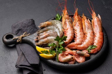 Karides, Langoustines gibi taze deniz ürünlerinin üst görüntüsü.