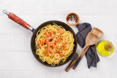 Kekikle süslenmiş nefis bir İtalyan makarnası mükemmel bir deniz ürünleri düşkünlüğü yaratıyor. Düz yatıyordu