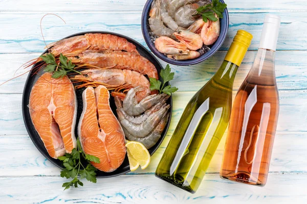 香葱和鳟鱼牛排等新鲜海鲜的顶视图 配以白葡萄酒和玫瑰酒 — 图库照片