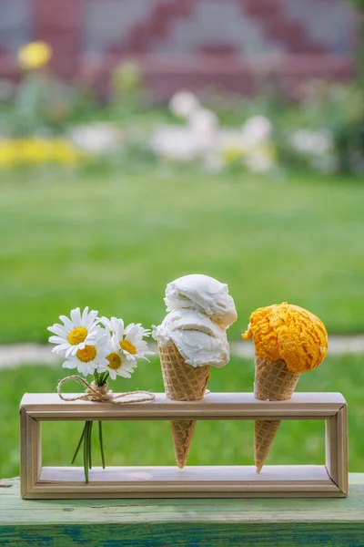 ワッフルコーンの中のさわやかなアイスクリームは ピリッとしたレモン風味のヒントで扱います — ストック写真