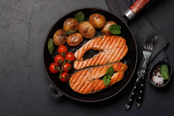 Grilled Salmon Steaks Potatoes Sizzling Frying Pan Mouthwatering Delight Flat — Stock Photo, Image