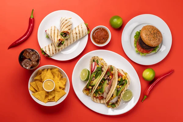 Tako Burrito Hamburger Daha Fazlasının Olduğu Meksika Yemekleri Kırmızının Üzerinde — Stok fotoğraf