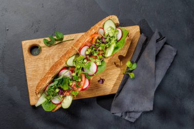 Taze bir ekmeğin içine tıkıştırılmış lezzetli vejetaryen sandviçi lezzet ve sağlıklı malzemelerle dolu.