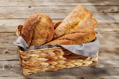 Büyüleyici bir sepetin içinde çeşitli ekmek çeşitleri, eğlenmeye hazır.