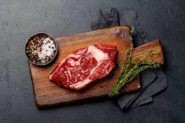 Çiğ biftek, taze ve pişmeye hazır, ağız sulandırıcı bir yemek deneyimi vaat ediyor. Düz yatıyordu