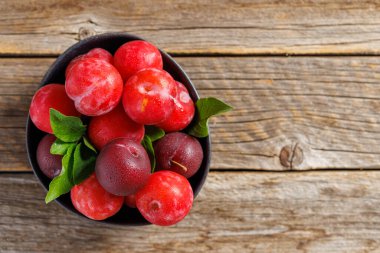 Renkli eriklerden oluşan canlı bir çeşitlilik, doğal güzelliklerini ve lezzetlerini sergiliyor. Kopyalama alanı olan düz