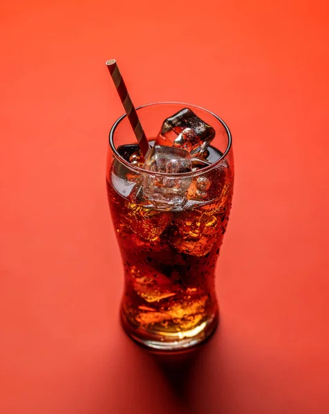 Uppfriskande Glas Cola Med Över Röd Bakgrund — Stockfoto