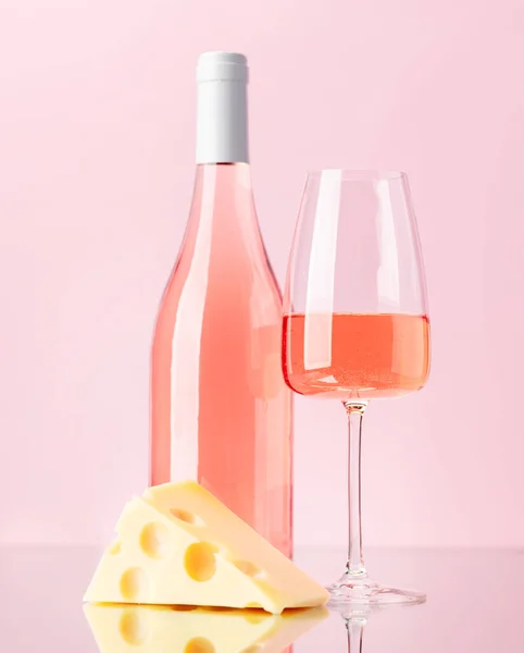 Aromatischer Rosenwein Glas Begleitet Von Einem Verführerischen Stück Käse — Stockfoto