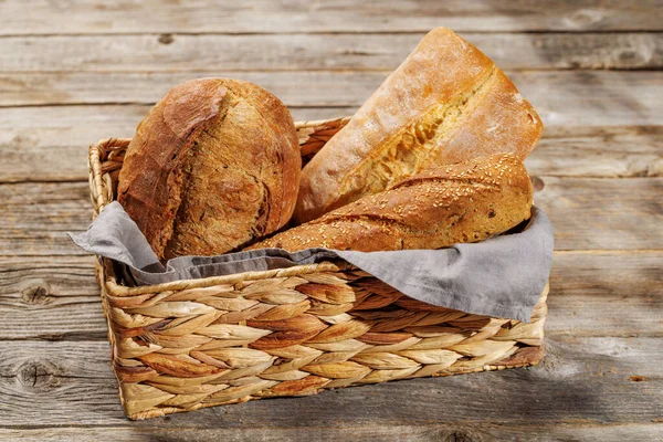Různé Odrůdy Chleba Půvabném Koši Připravené Vychutnání — Stock fotografie