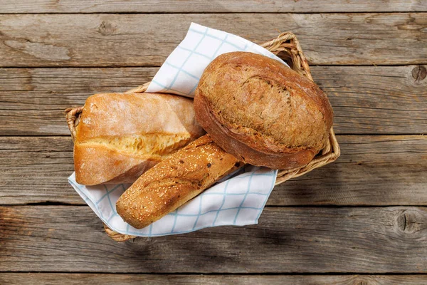 Různé Odrůdy Chleba Půvabném Koši Připravené Vychutnání Plocha — Stock fotografie