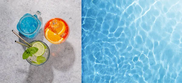 Erfrischende Cocktails Pool Einem Sonnigen Tag Der Perfekte Sommerurlaub Blick — Stockfoto