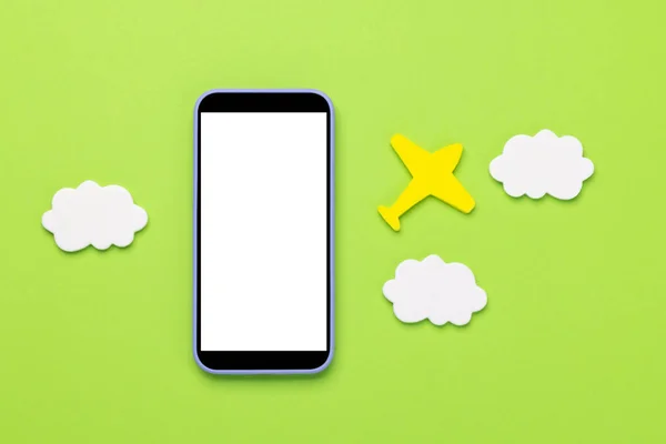 Reizen Online Boeking Concept Smartphone Wolken Vliegtuig Groen Bureau Met — Stockfoto