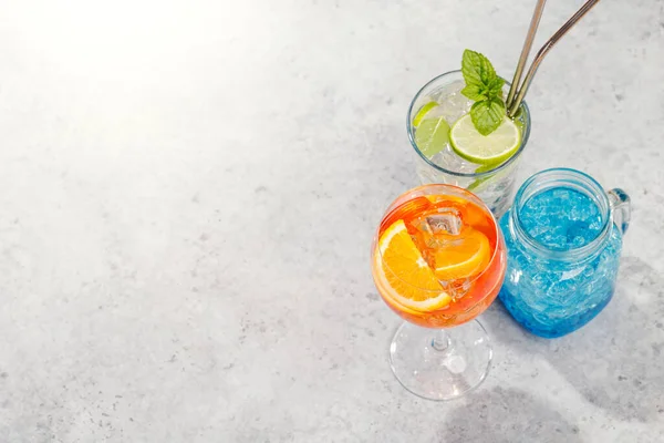 Uppfriskande Cocktails Vid Poolen Solig Dag Den Perfekta Sommarsemestern Visa — Stockfoto