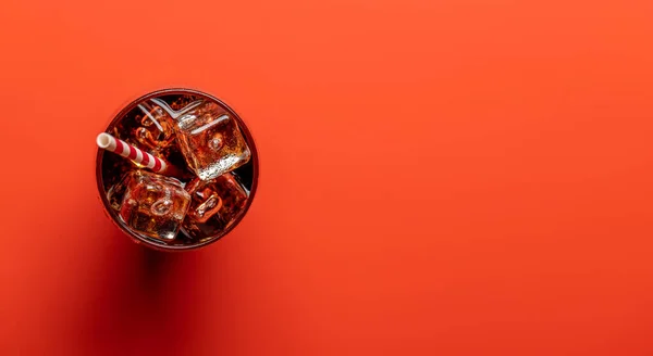 Refrescante Vaso Cola Con Hielo Sobre Fondo Rojo Con Espacio —  Fotos de Stock