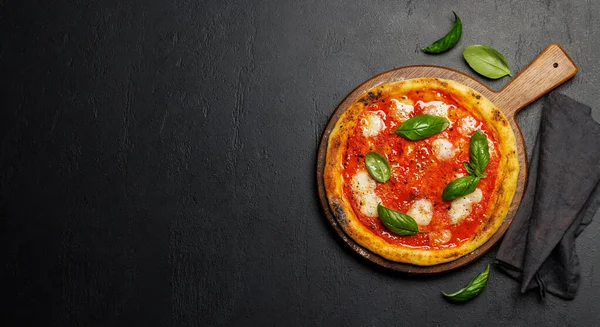 Házi Készítésű Margarita Pizza Friss Paradicsommal Mozzarella Sajttal Aromás Bazsalikomos — Stock Fotó