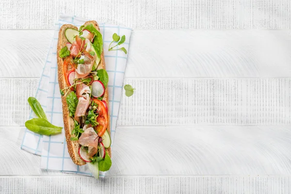 Delicioso Sanduíche Recheado Uma Baguete Fresca Repleto Sabor Ingredientes Saudáveis — Fotografia de Stock